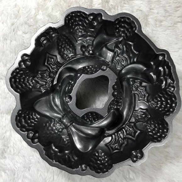 NWOT Nordic Ware Platinum Holiday Wreath Bundt Pan - Picture 7 of 9